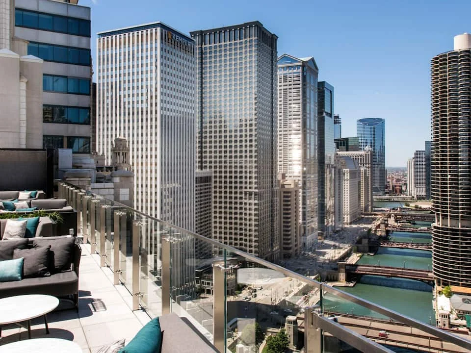 LondonHouse Chicago, Curio Collection by Hilton, rooftop bar with Chicago River view